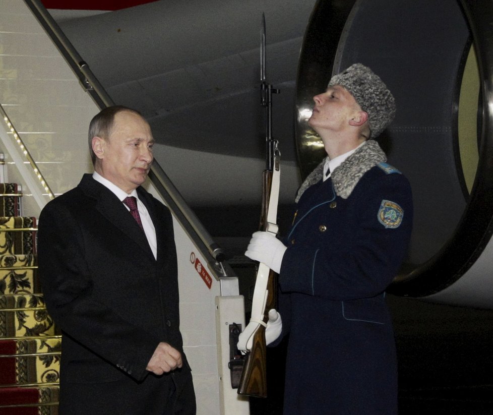 Prezident Putin přiletěl na jednání v Minsku
