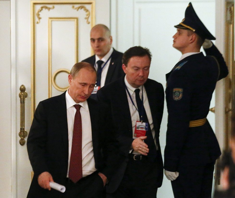 Vladimir Putin opouští sál
