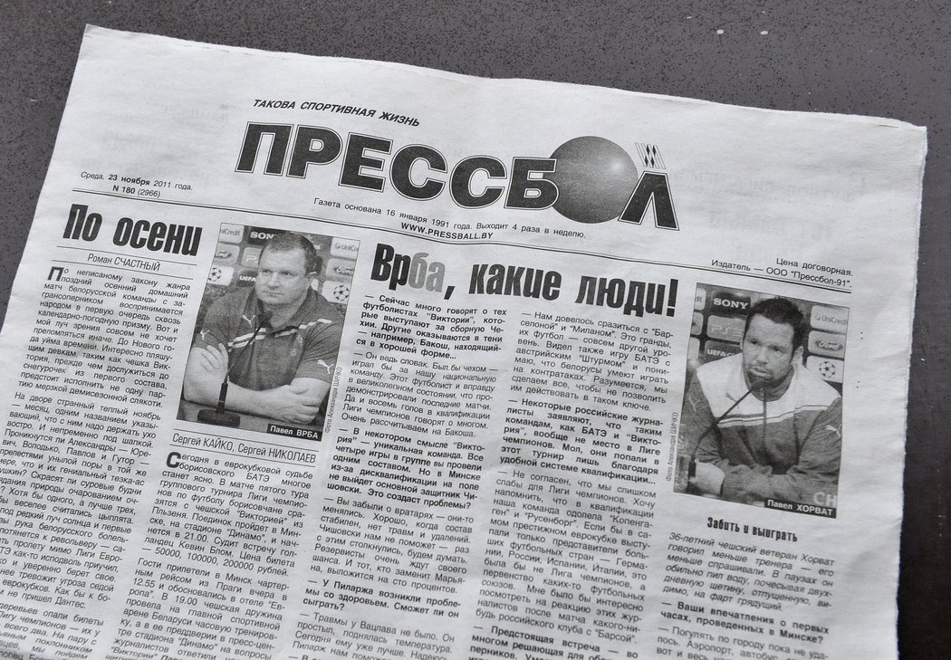Asi takto \\&#34;prožívají\\&#34; zápas s Plzní běloruské noviny. Černobíle...