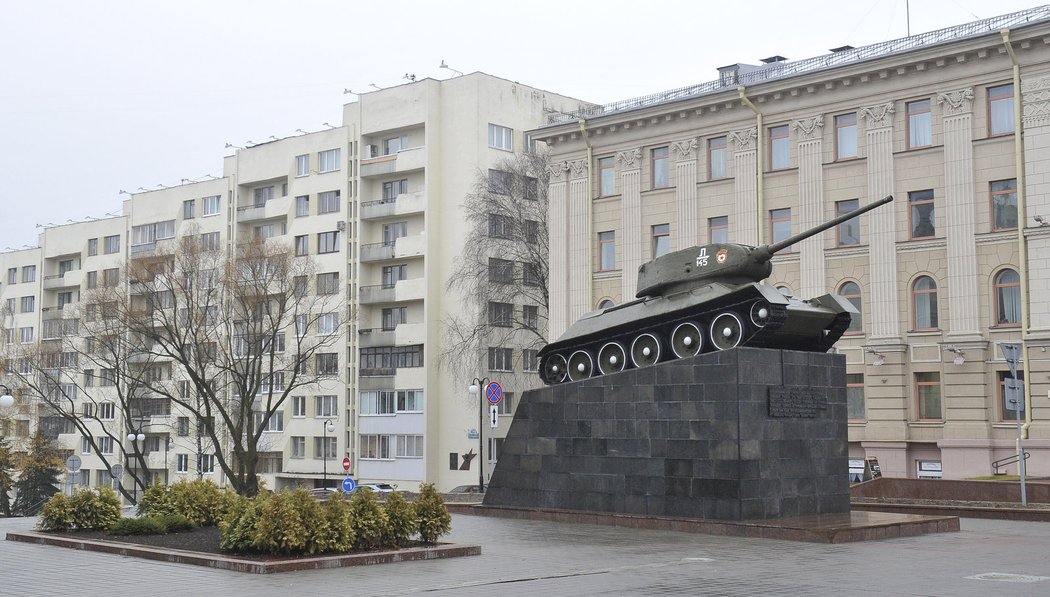 Mezi domy najdete v Minsku i tank, který představuje sílu Bělorusů.