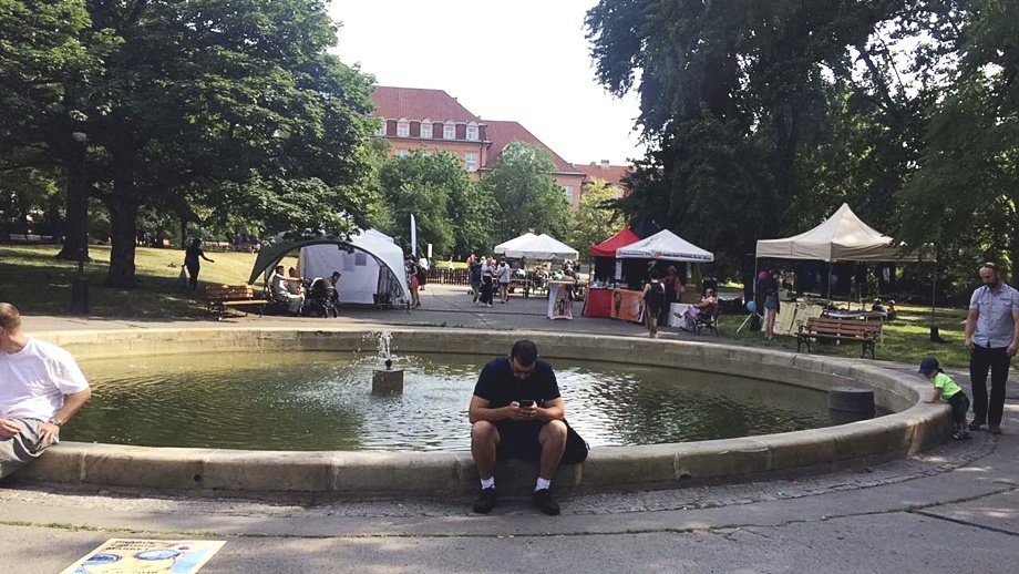 Na Mint marketu to žije. Spojil se totiž s Prah žije hudbou, které dává o akci vědět všem do okolí.