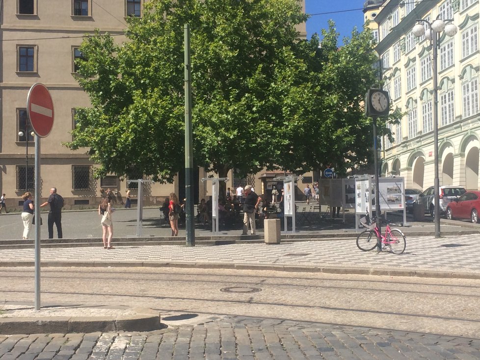 V místech dnešního Malostranského náměstí a Mostecké ulice bývalo v raném středověku velké tržiště, kde se mimo jiné kupčilo s otroky. (ilustrační foto)