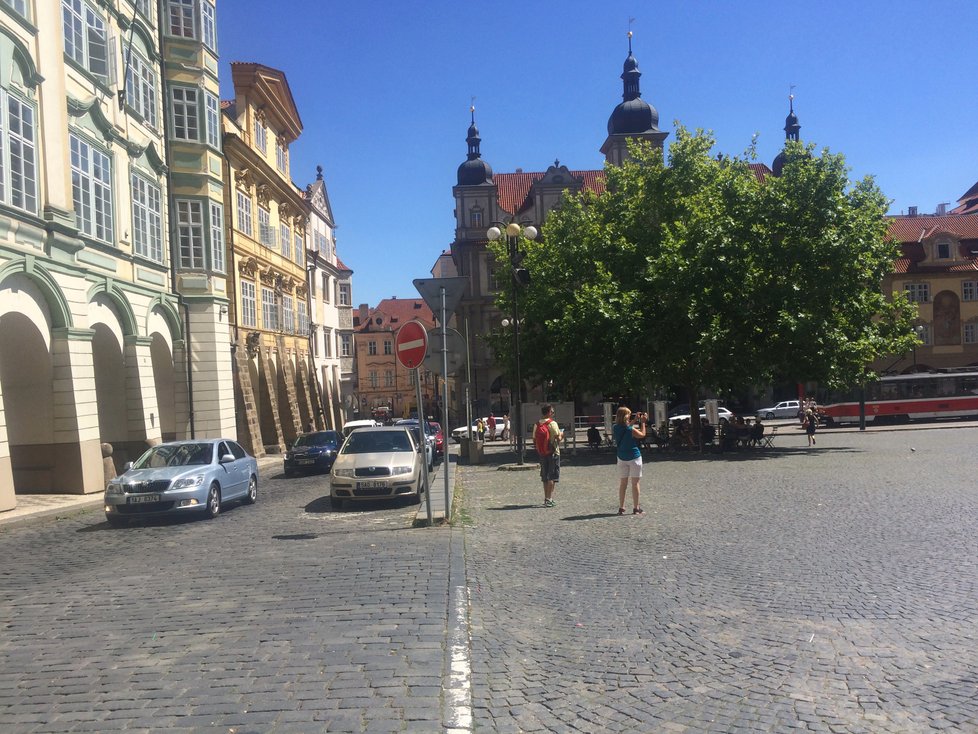 Na Malostranském náměstí se můžete přes srpen seznámit s minulostí i budoucností tamní lokality.