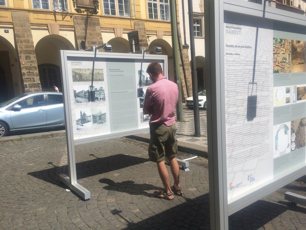 Lidé si výstavu chodí se zájmem prohlédnout. Většinou se jedná o cestující, kteří zrovna čekají na tramvajový spoj.