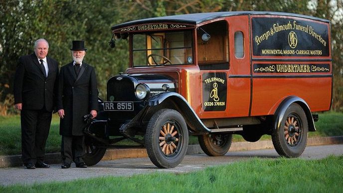 Minulost. Zrekonstruovaný Chevrolet z roku 1928 dnes
převáží nebožtíky v anglickém Devonu