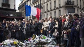 Minuta ticha za oběti pařížského teroru: Nedaleko restaurací a koncertní haly, kde se vraždilo.