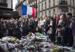 Minuta ticha za oběti pařížského teroru. Útoky vzbudily strach i mezi turisty.