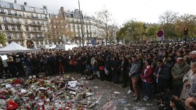 Minuta ticha za oběti pařížského teroru: Nedaleko restaurací a koncertní haly, kde se vraždilo.