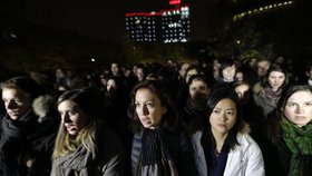 Minuta ticha za oběti teroru v Paříži: Drželi ji i v čínském Pekingu.