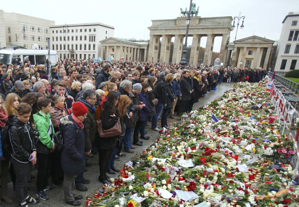 Minuta ticha za oběti pařížského teroru: Berlín, nedaleko Braniborské brány