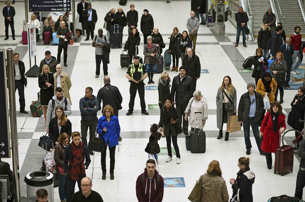 Minuta ticha za oběti pařížského teroru: Liverpool Street Station v Londýně