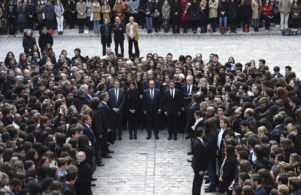 Minuta ticha za oběti pařížského teroru: Francouzský prezident Hollande přijel k Sorbonnské univerzitě.