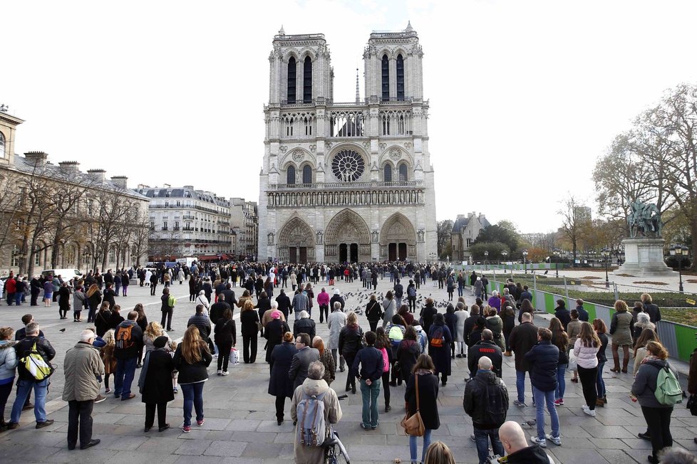 Minuta ticha za oběti pařížského teroru: Notre-Dame v Paříži