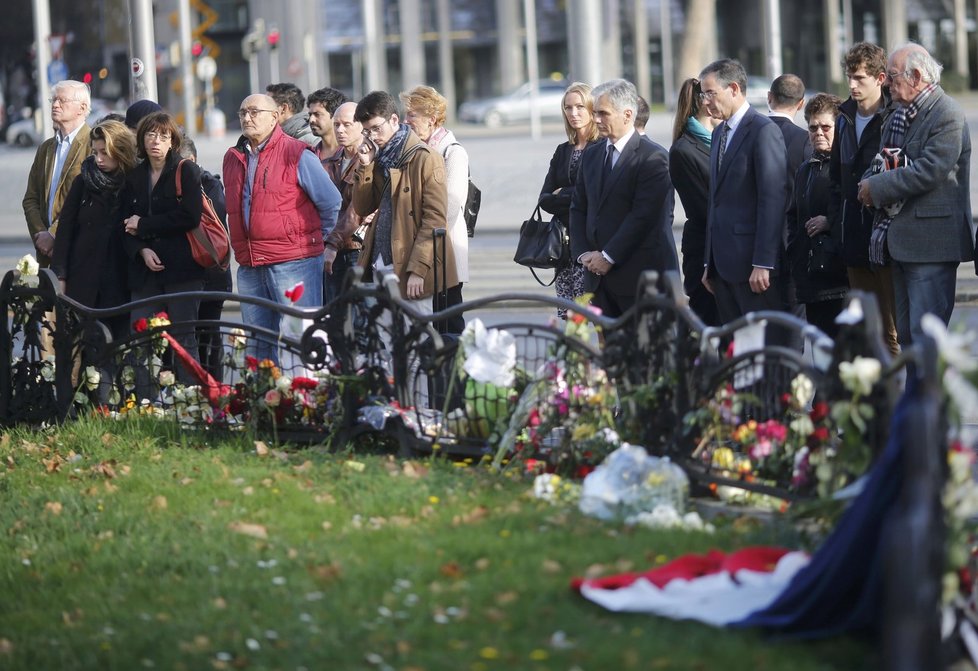 Minuta ticha za oběti pařížského teroru: Ve Vídni ji držel i kancléř Faymann.