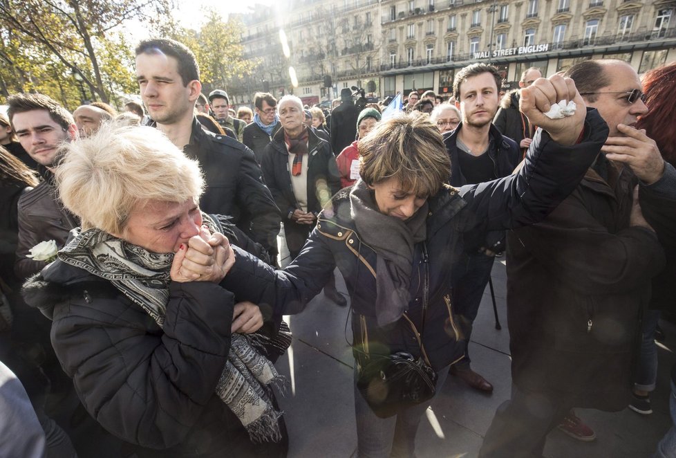 Minuta ticha za oběti teroru v Paříži: Pařížské náměstí Republiky