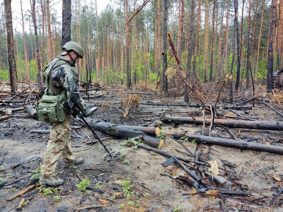 Hledání min v podání Národní gardy Ukrajiny.