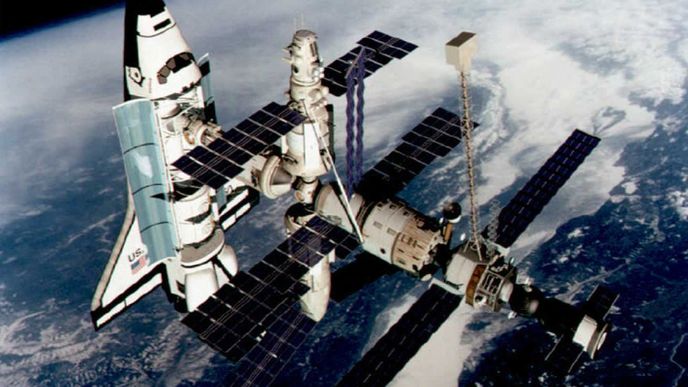 Vesmírná stanice Mir společně s raketoplánem Atlantin Vesmírná stanice Mir společně s raketoplánem Atlantin