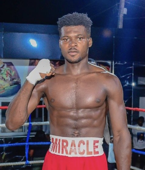 Nadějný boxer Miracle Amaeze podlehl zraněním z tréninku.