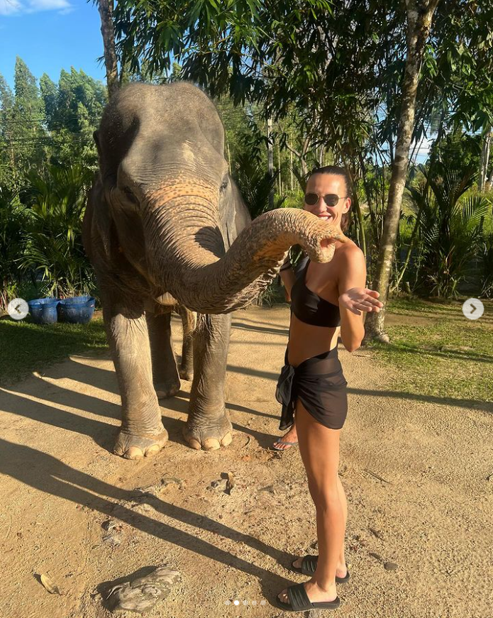 Expřítelkyně Miraie Navrátila Michaela Buschová byla s novým přítelem v Thajsku.