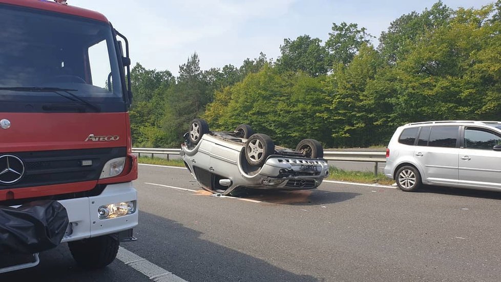 Tým skupiny Mirai havaroval na dálnici D4.