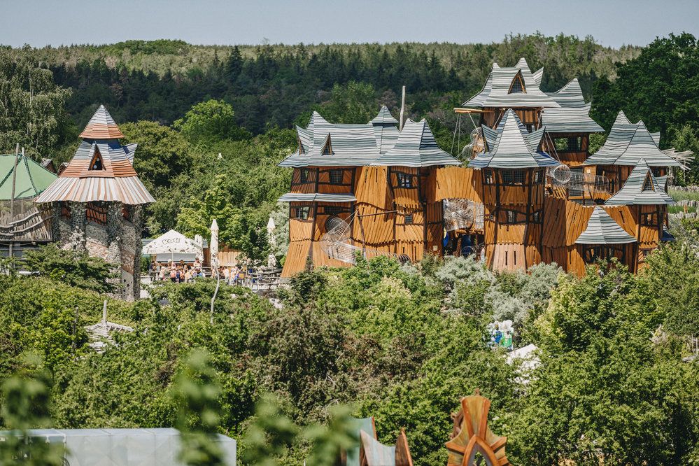 V Mirakulu najdete lanová centra, trampolíny, minizoo, obří bludiště (1200 m chodeb) nebo hrad