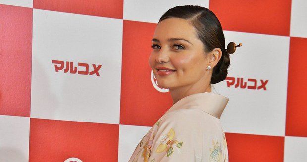 Miranda Kerrová v Japonsku podpořila spekulace o svém těhotenství volným kimonem.