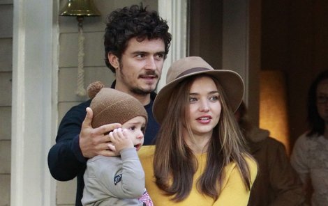 Všechno dobré? Miranda Kerr nese malého Flynna, táta Orlando Bloom je v těsném závěsu.