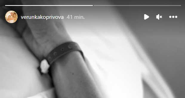 Zatímco Kopřivová leží v nemocnici, Dubovický si užívá na dovolené.