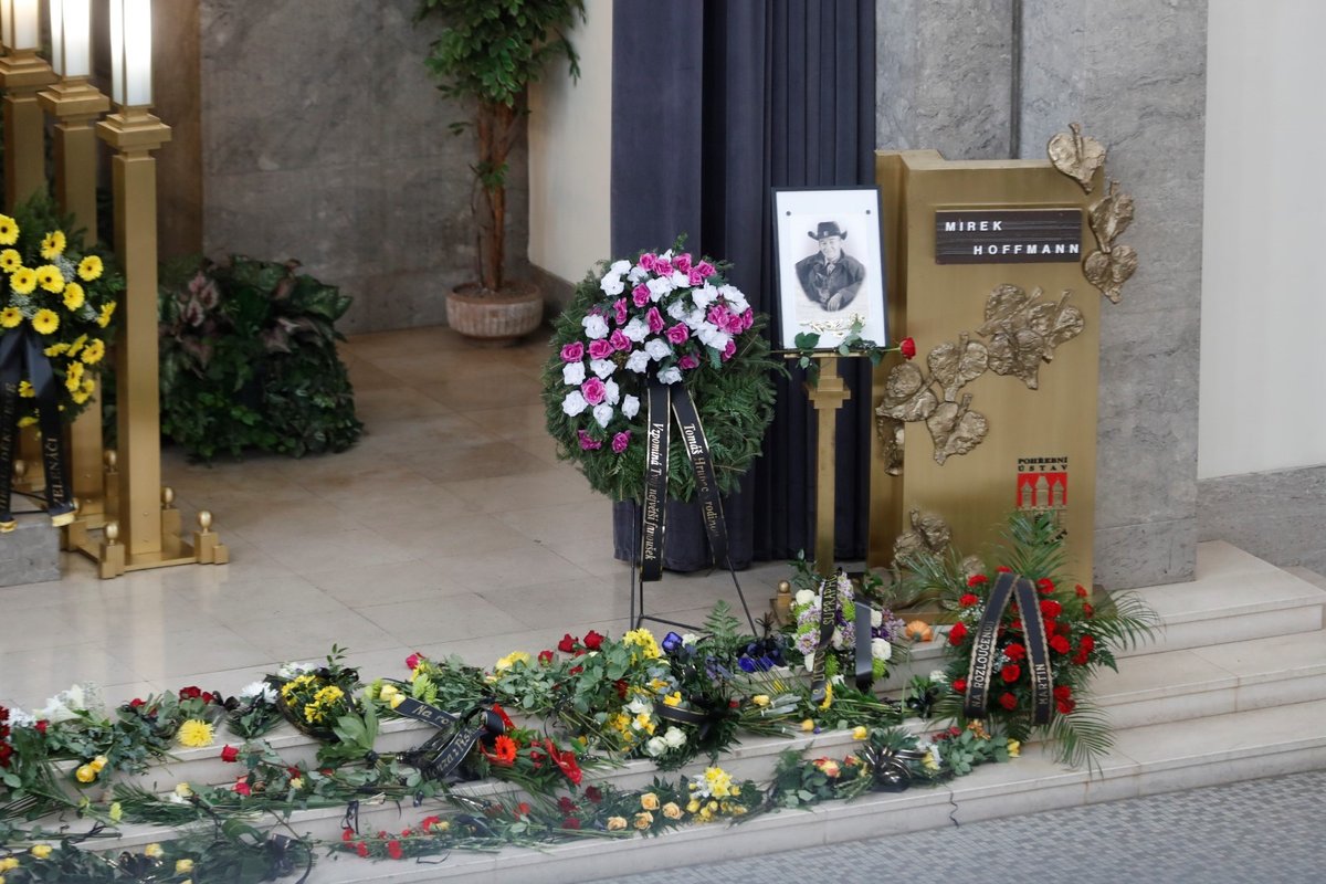 Pohřeb muzikanta a zakladatele Zelenáčů Mirka Hoffmana.