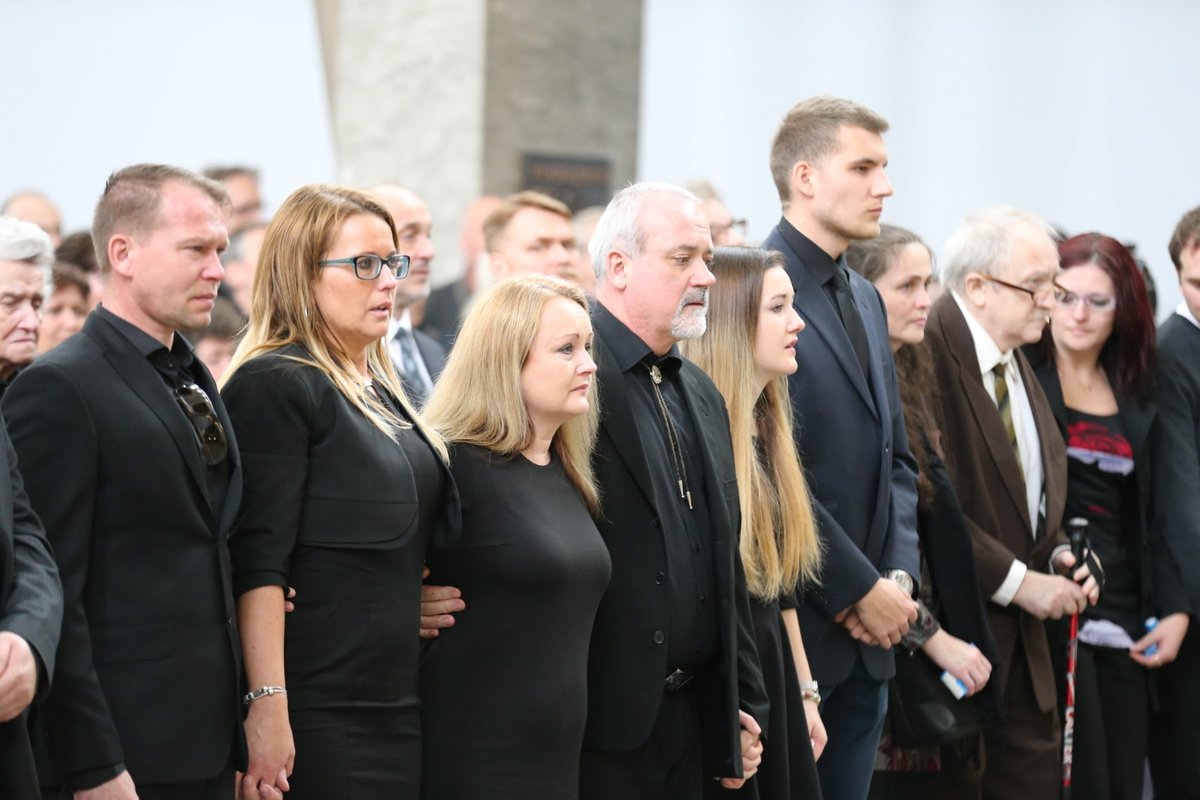 Zpěvákovy dcery Alice a Andrea s rodinami.