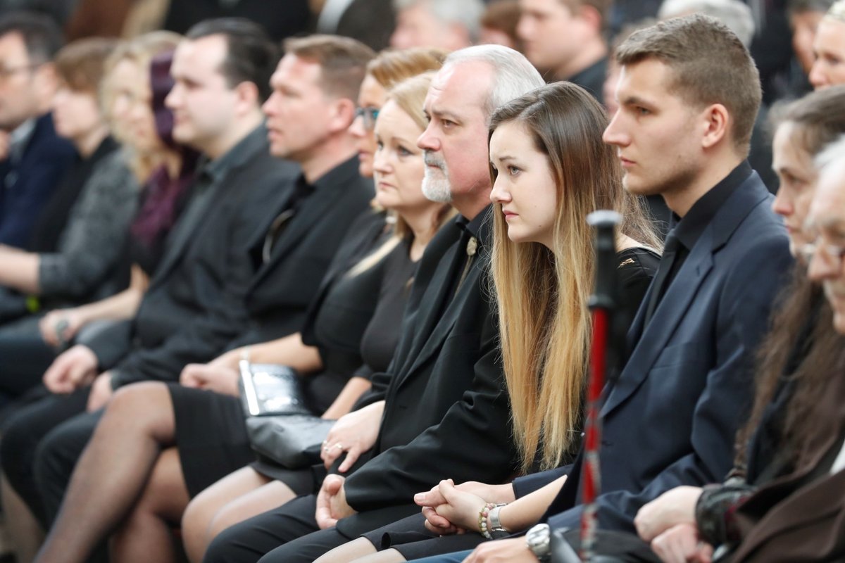 Uprostřed rodinných příslušníků je dcera Alice v brýlích a dcera Andrea s rodinami.