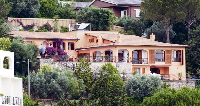 V rozlehlé vile v Monte Argentariu má Topolánek všechen luxus včetně bazénů a rozlehlé zahrady s obřími uměleckými díly