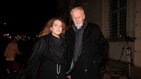 Expremiér Mirek Topolánek při příchodu na předávání státních vyznamenání (28.10.2025)