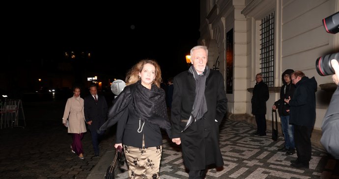 Expremiér Mirek Topolánek při příchodu na předávání státních vyznamenání (28.10.2025)