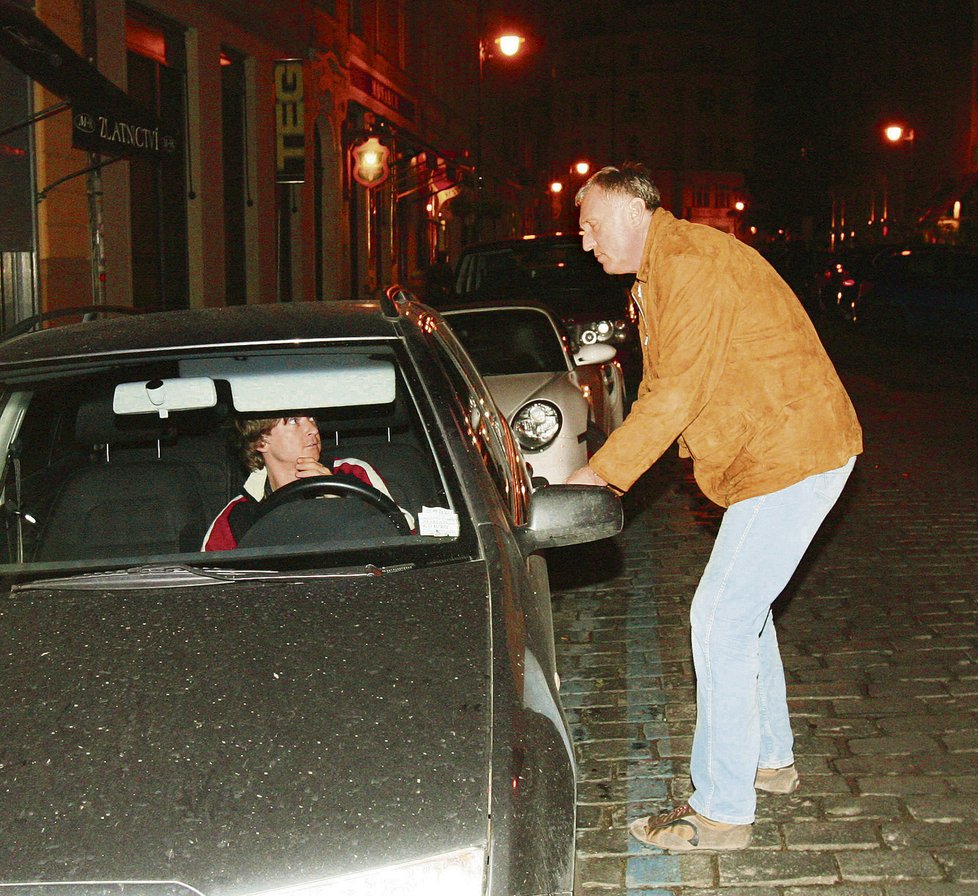 Bývalého premiéra Mirka Topolánka přítomnost fotografů rozzuřila k nepříčetnosti, až vrhl se k jejich autu