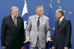 Téměř dvoumetrový český premiér nenechával nikoho na pochybách, že si umí dupnout: „Je to jasné pánové?!“ (Na snímku vlevo slovinský premiér Janez Jansa a vpravo ministr zahraničí Dimitrij Rupel).