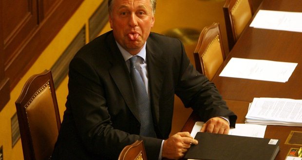 Mirek Topolánek vyplazoval na reportéra Blesku jazyk