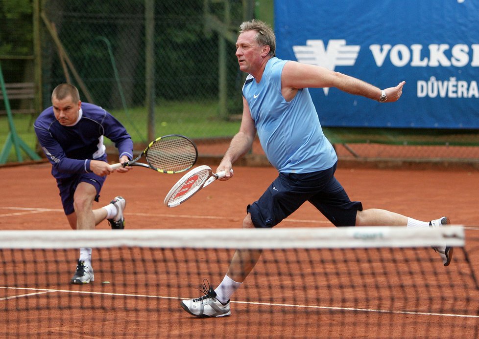 Expremiér a někdejší šéf ODS Mirek Topolánek s Markem Dalíkem na tenisovém kurtu