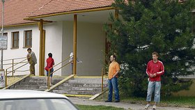 Poslední vytrvalci čekají na Topolánka před mikulovským koupalištěm, nemohou uvěřit, že slib setkat se s nimi nesplní