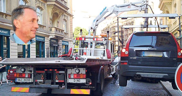 Odtahový vůz Plameňák zvedl Topolánkovo volvo jen kousek, pak ho musel položit na zem