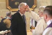 Na pohřeb Duky přišel i Topolánek, bojující s rakovinou. Vedle Babiše chyběl Fiala