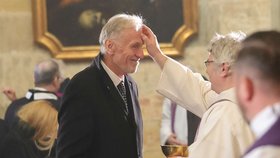 Na pohřeb Duky přišel i Topolánek, bojující s rakovinou. Vedle Babiše chyběl Fiala