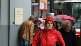 Topolánek vykukuje na přijíždějící tramvaj.