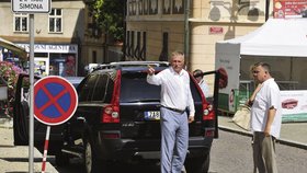 Topolánek nastupuje do svého auta zaparkovaného na zákazu zastavení