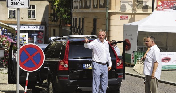 Topolánek nastupuje do svého auta zaparkovaného na zákazu zastavení