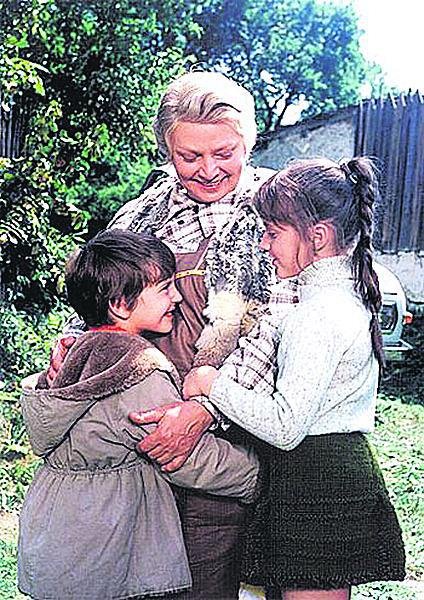 1977 - Se seriálovým bráškou Zdeňkem Černým. Babičku jí hrála Libuše Havelková.