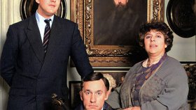 Snímek z Old Flames, britského televizního seriálu z roku 1990, jehož autorem je Stephen Fry a v němž hrají Simon Callow a Miriam Margolyes. Skládal se ze čtyř epizod, z nichž každá se zaměřovala na jiný milostný vztah v životě tří hlavních postav.