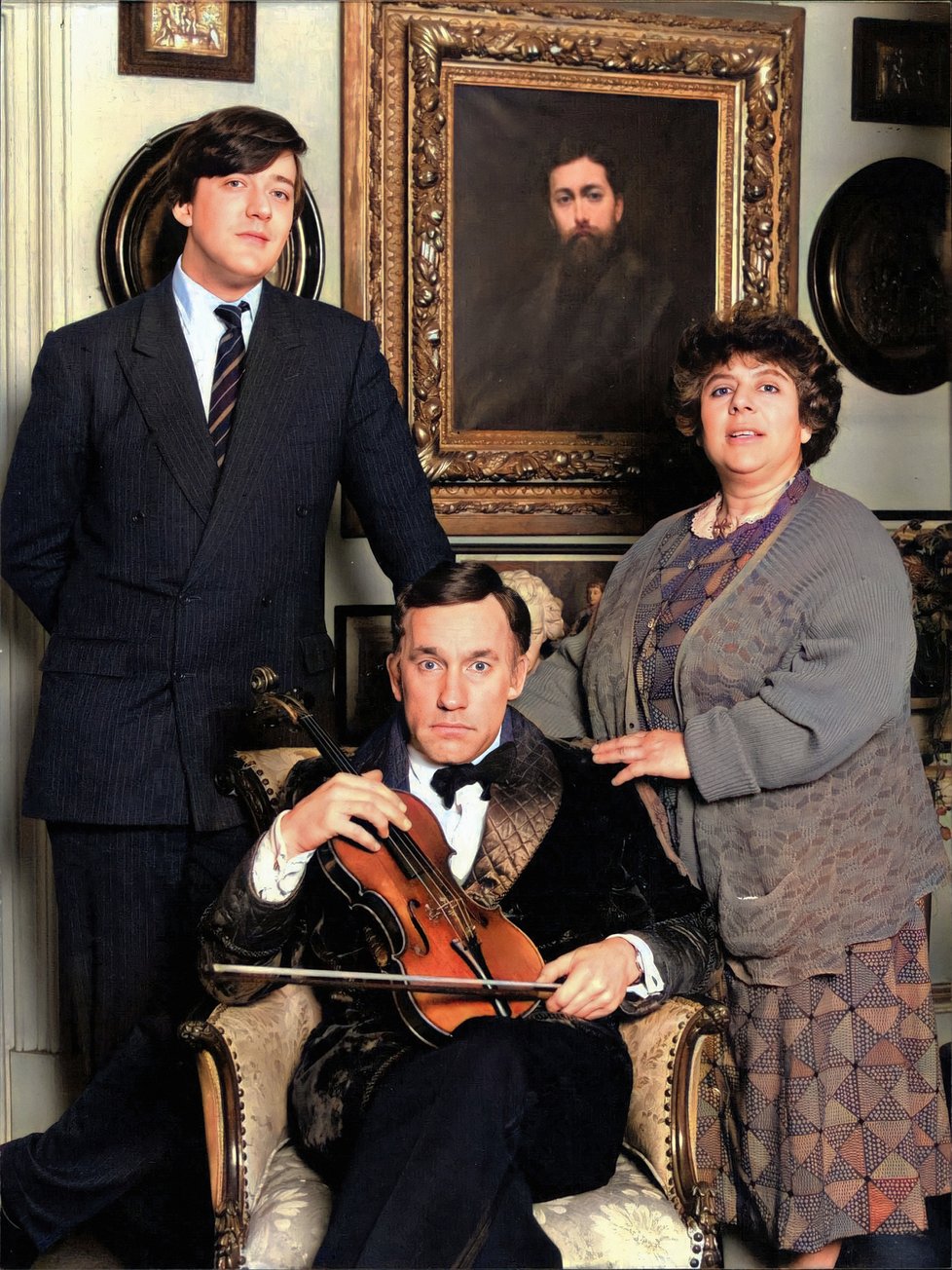 Snímek z Old Flames, britského televizního seriálu z roku 1990, jehož autorem je Stephen Fry a v němž hrají Simon Callow a Miriam Margolyes. Skládal se ze čtyř epizod, z nichž každá se zaměřovala na jiný milostný vztah v životě tří hlavních postav.