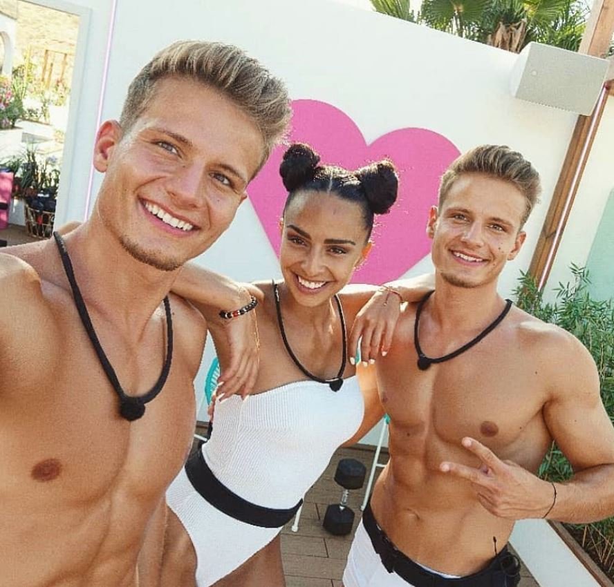 Mirka a dvojčata Samuel a Daniel na Love Islandu.