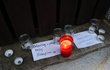 Fanoušci zapalují svíčky před Žbirkovým domem v pražských Strašnicích.